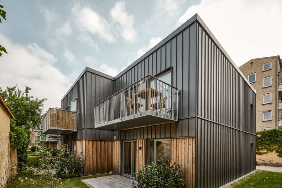 Stahlprofile und Holz elegant kombiniert an der Fassade moderner Wohnhäuser in Aalborg, Badehusvej 1, 9000 Aalborg